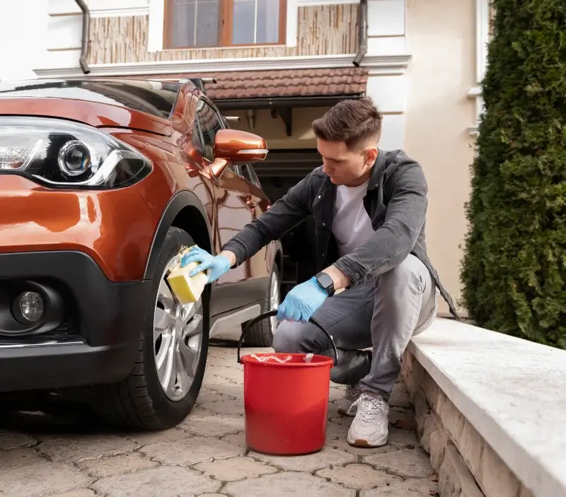 Lavage auto à domicile Salles-Curan : professionnel intervenant sur un véhicule